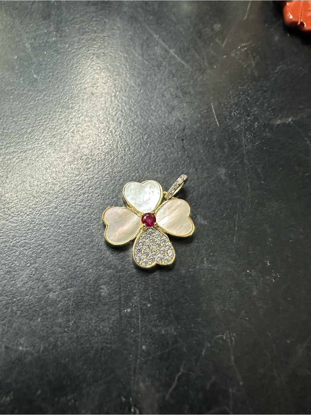 925 FR Vault Mother-of-Pearl Four-Leaf Clover Pendant with red Center in Gold